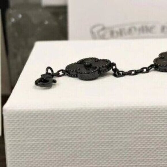 Van Cleef & Arpels 5 Flower Laser Black Bracelet - Picture 2 of 5